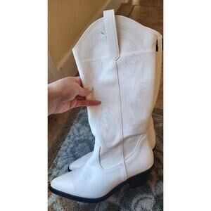 Cowgirl boots in white